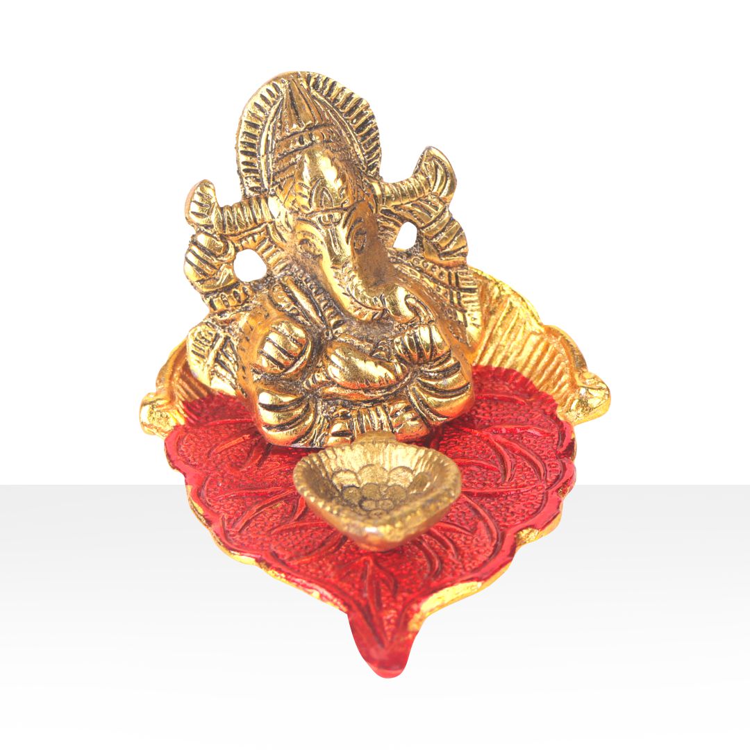 Devnidhii Diya Ganesh with Meenakari on Peepal Leaf